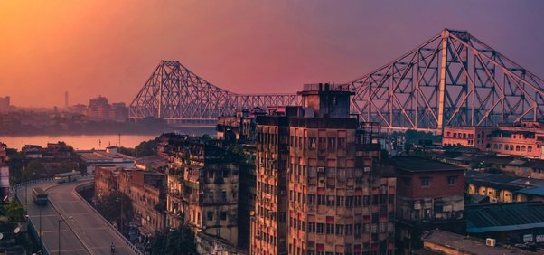 Kolkata,Howrah Bridge,Hooghly River,retirement,mansion,colonial buildings,British rule,Bengal,Kolkata's history,refugees
