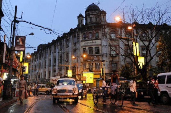 Kolkata,Howrah Bridge,Hooghly River,retirement,mansion,colonial buildings,British rule,Bengal,Kolkata's history,refugees
