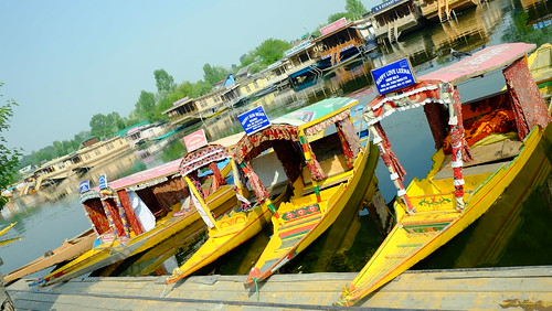 Srinagar tourism,Houseboats on Dal Lake,Kashmir traditional culture,Colonial buildings in Srinagar,Jhelum River attractions